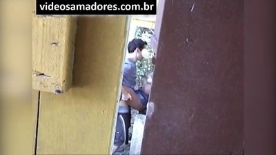Voyeur filmer et ungt par, der knepper, indtil han opdager videooptagelser